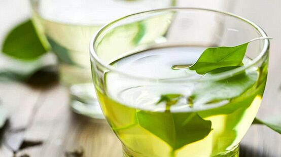 O chá verde é uma bebida extremamente saudável consumida na dieta japonesa. 