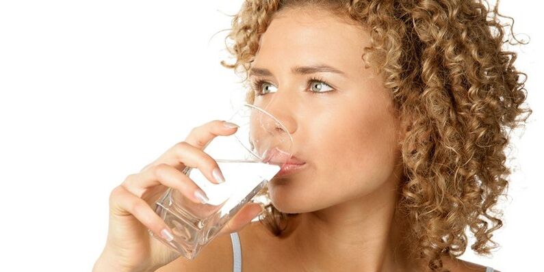 Em uma dieta para beber, além de outros líquidos, você precisa consumir 1, 5 litros de água purificada