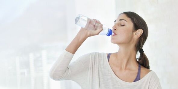 Para perder peso rapidamente, você precisa beber pelo menos 2 litros de água todos os dias. 