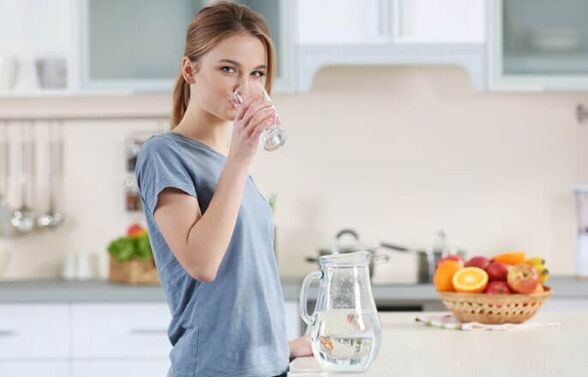 Beba água antes das refeições para perder peso com uma dieta preguiçosa
