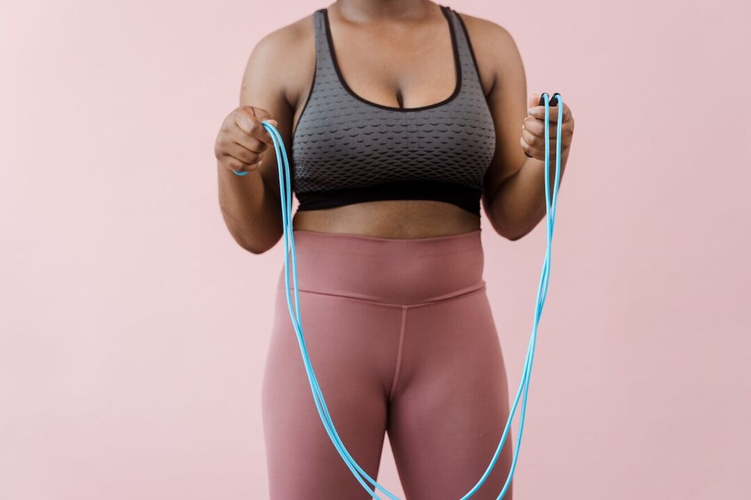 Pular corda é um treino cardiovascular que pode ajudar a perder peso na região abdominal