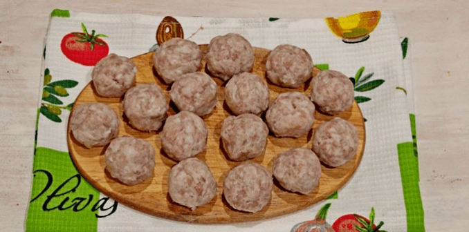 Almôndegas cozidas induzidas