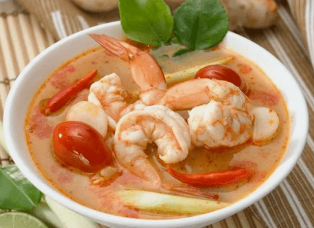 Sopa Tom Yam com camarão